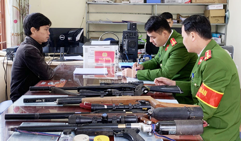 Người dân địa phương giao nộp vũ khí tự chế cho Công an xã Sơn Phú.