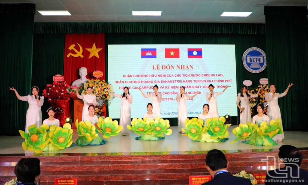 Một tiết mục văn nghệ chào mừng Chương trình.