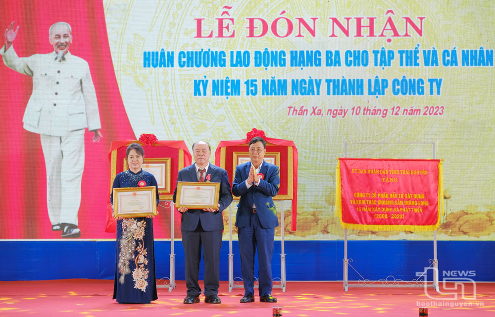 Đồng chí Phó Chủ tịch Thường trực UBND tỉnh Đặng Xuân Trường trao Bằng khen của Chủ tịch UBND tỉnh Thái Nguyên cho ông Nguyễn Huy Quý và bà Phạm Thị Thanh Hương vì đã có nhiều đóng góp tu bổ, tôn tạo Di tích lịch sử quốc gia Đền thờ Đội Cấn (TP. Thái Nguyên).