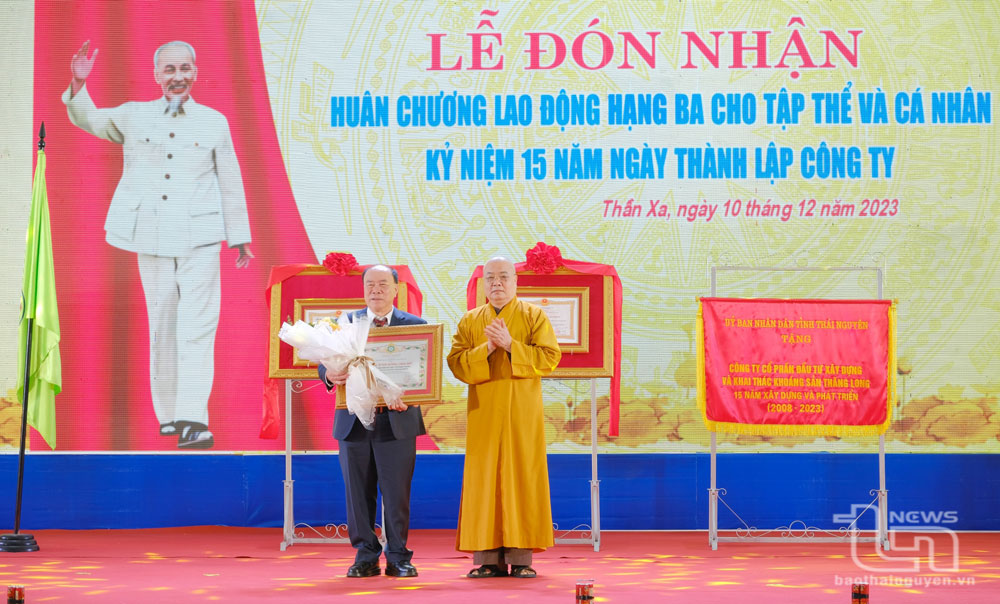 Hoà thượng Thích Thanh Nhiễu, Phó Chủ tịch Thường trực Hội đồng Trị sự Giáo hội Phật giáo Việt Nam, trao tặng Bằng tuyên dương công đức cho phật tử Nguyễn Huy Quý vì đã có đóng góp cho hoạt động an sinh xã hội, vì sự phát triển chung của Giáo hội Phật giáo Việt Nam.