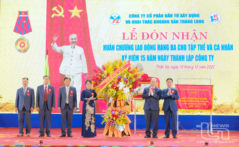 Tập thể lãnh đạo Công ty nhận lẵng hoa chúc mừng của Phó Chủ tịch nước Võ Thị Ánh Xuân.