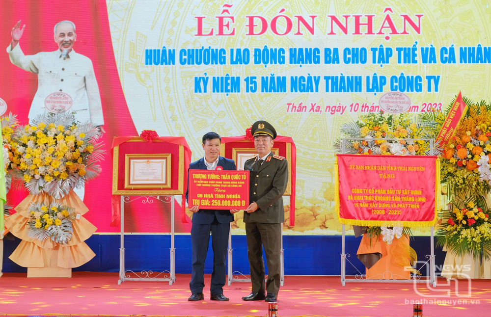 Tại buổi Lễ, Thượng tướng Trần Quốc Tỏ, Ủy viên Trung ương Đảng, Phó Bí thư Đảng ủy Công an Trung ương, Thứ trưởng Bộ Công an, trao hỗ trợ xã Phương Giao (Võ Nhai) 5 căn Nhà tình nghĩa.