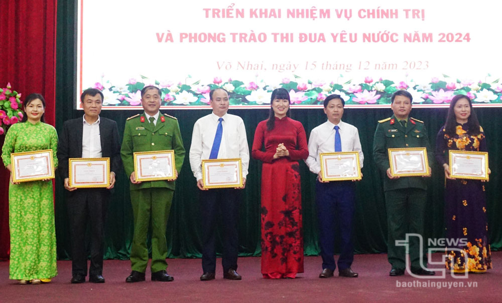 


Lãnh đạo Huyện ủy Võ Nhai trao Giấy khen tặng các tập thể hoàn thành xuất sắc nhiệm vụ năm 2023.