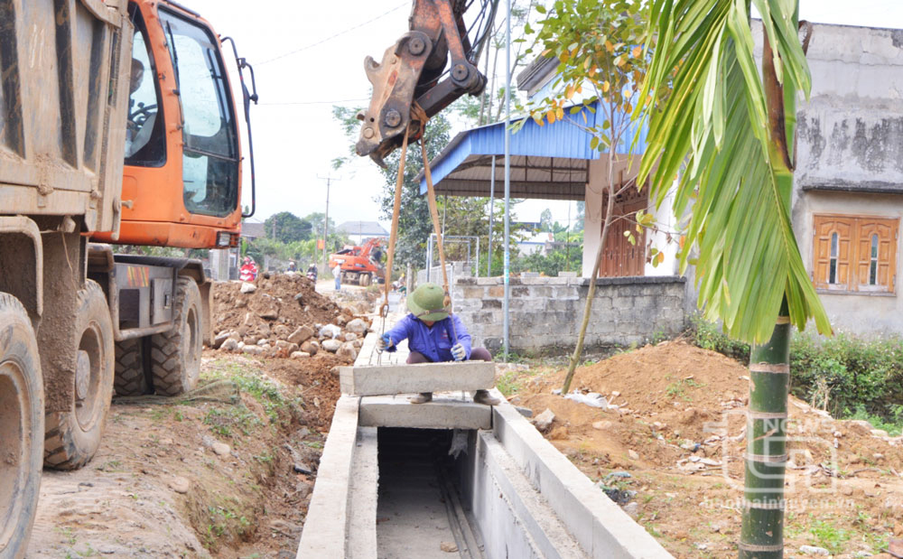 
Đơn vị thi công xây rãnh thoát nước dọc hai bên tuyến đường, đoạn qua xã Tiên Hội.