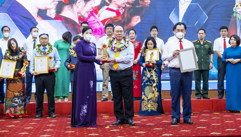 Ông Nguyễn Huy Quý, Chủ tịch HĐQT, Tổng Giám đốc Công ty Thăng Long đón nhận danh hiệu Doanh nhân tiêu biểu của tỉnh năm 2021. Ảnh: T.L
