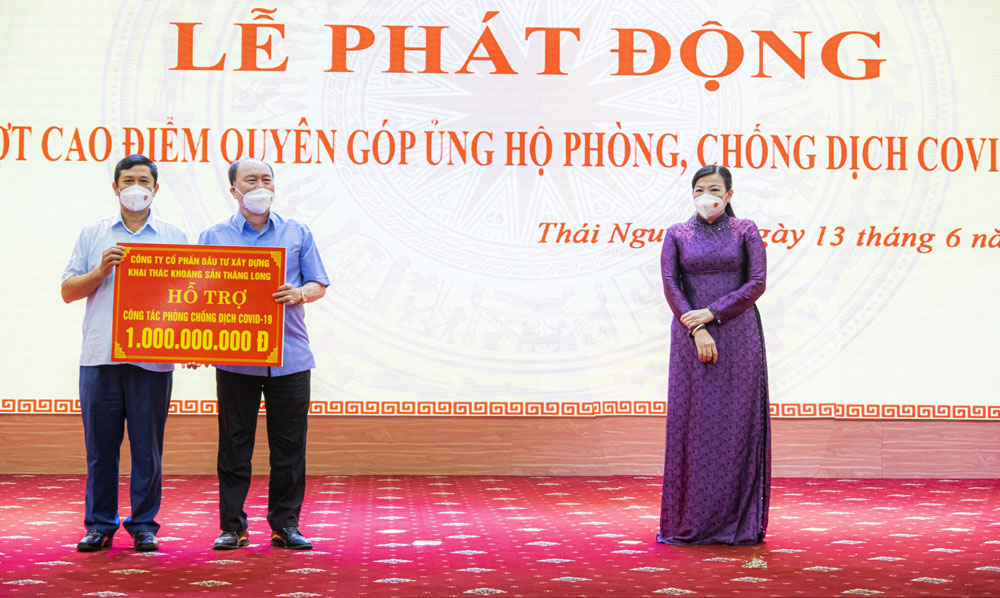 Trong giai đoạn 2020-2022, Công ty Thăng Long đã ủng hộ hàng tỷ đồng cho Quỹ phòng, chống dịch COVID-19 của các đơn vị, địa phương trong và ngoài tỉnh. Ảnh: T.L