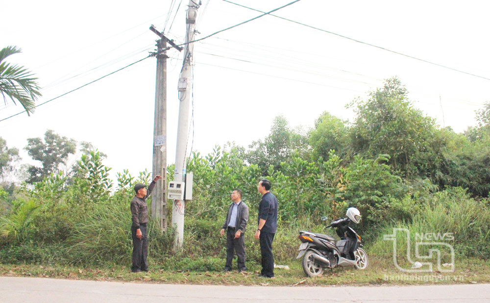 Đường điện chiếu sáng dân sinh dài hơn 1km ở xóm Trung Thành, xã Quyết Thắng (TP. Thái Nguyên) vừa được lắp đặt, góp phần đảm bảo an toàn giao thông, an ninh trật tự.