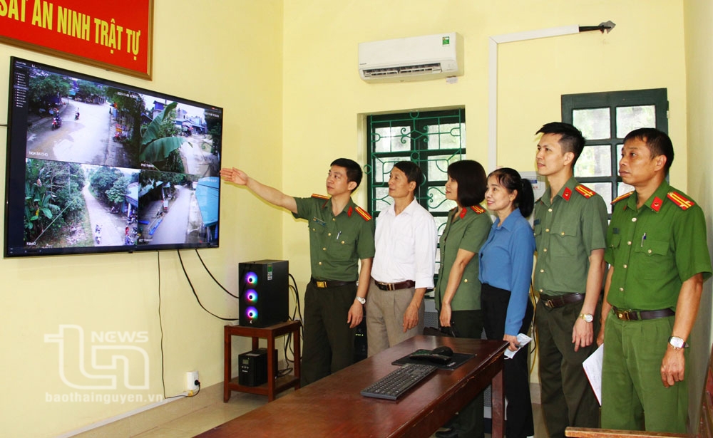Trung tâm điều hành camera giám sát an ninh trật tự đặt tại trụ sở Công an huyện Phú Lương được kết nối với gần 400 camera lắp đặt ở các xã, thị trấn trên địa bàn. Ảnh: T.L