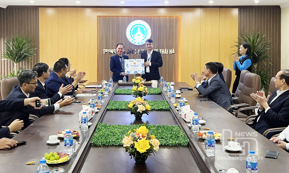 Lãnh đạo Sở GTVT tặng quà động viên các cán bộ, sát hạch viên làm tăng ca, thêm giờ để phục vụ nhu cầu sát hạch cấp giấy phép lái xe trong tháng cuối năm.