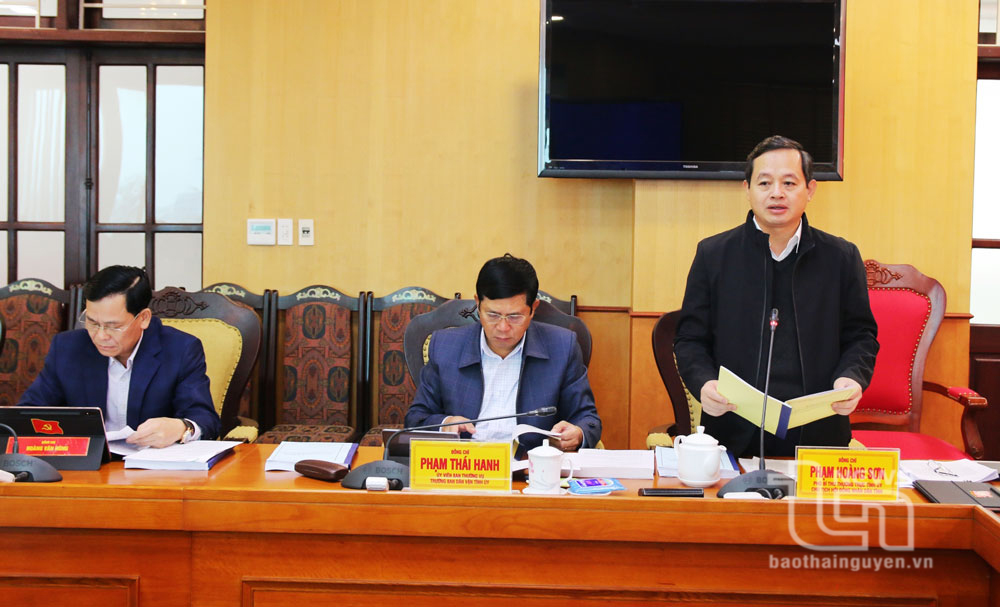Đồng chí Phó Bí thư Thường trực Tỉnh ủy Phạm Hoàng Sơn trình bày dự thảo báo cáo kiểm điểm của Ban Thường vụ Tỉnh ủy tại Hội nghị.