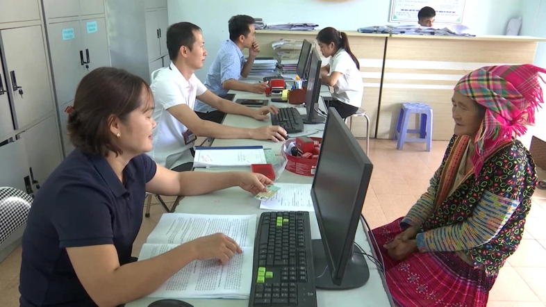 Người dân ở bản đến thực hiện thủ tục tại bộ phận một cửa của xã Nậm Manh được trả kết quả nhanh gọn, không còn phải chờ và đi lại nhiều lần.