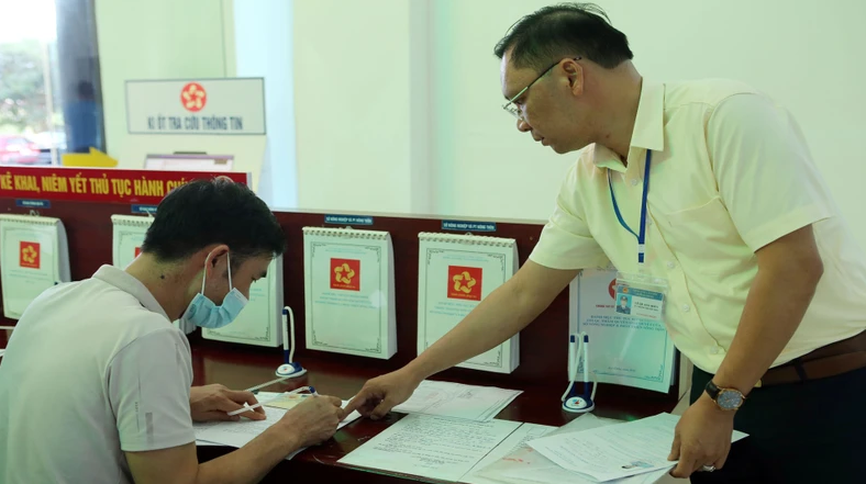 Doanh nghiệp, người dân đến Trung tâm Hành chính công được hướng dẫn và thực hiện thủ tục nhanh gọn, hiệu quả.