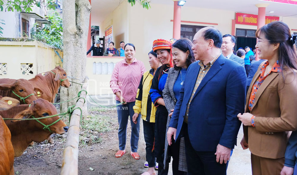 Ông Nguyễn Huy Quý, Chủ tịch HĐQT, Tổng Giám đốc Công ty Thăng Long, trao tặng 10 con bò sinh sản cho các hộ nghèo ở xã Thần Sa, huyện Võ Nhai (tháng 1-2023). Ảnh: T.L
