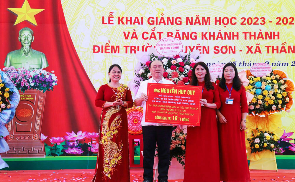 Ông Nguyễn Huy Quý, Chủ tịch HĐQT, Tổng Giám đốc Công ty Thăng Long, trao tượng trưng kinh phí tài trợ xây dựng Phân trường Mầm non, Tiểu học Xuyên Sơn tại Khu tái định cư xóm Xuyên Sơn, xã Thần Sa (Võ Nhai).