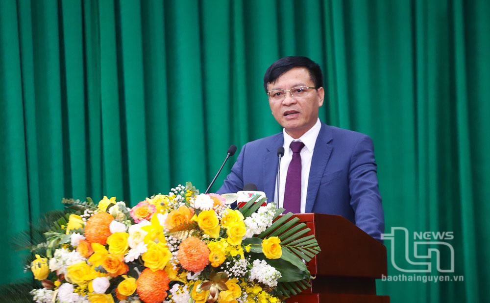 Đồng chí Hà Văn Dương, Giám đốc Sở Kế hoạch và Đầu tư, trả lời chất vấn, giải trình một số nội dung.