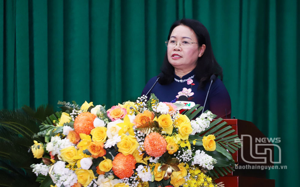 Đồng chí Nguyễn Thị Quỳnh Hương, Giám đốc Sở Lao động - Thương binh và Xã hội, trả lời chất vấn.