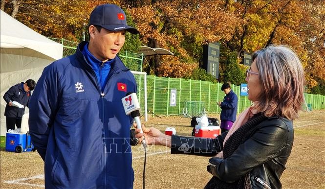 Chờ HLV Kim Sang Sik và tuyển Việt Nam trổ tài 