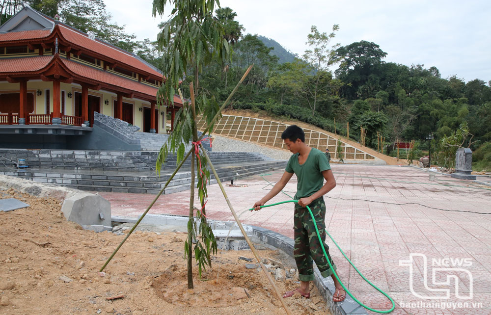 Các chiến sĩ chăm sóc cây xanh vừa được trồng trong khuôn viên Di tích.