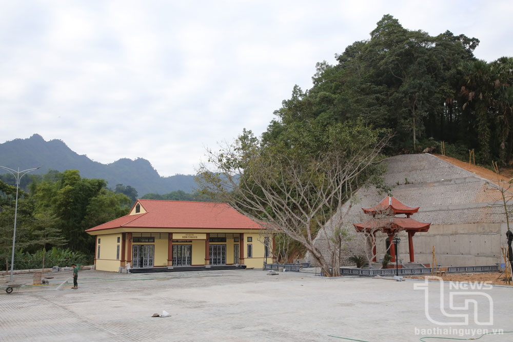 Nền sân khu di tích được lát đá đảm bảo độ bền, đẹp.