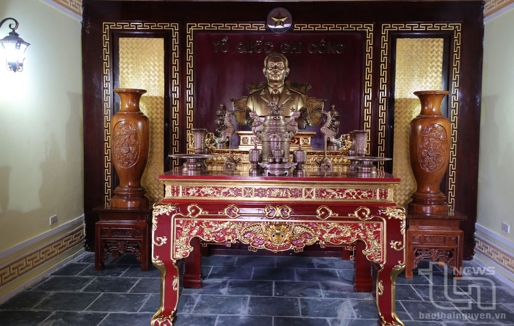 Ban thờ và tượng Đại tướng Võ Nguyên Giáp được đặt trang trọng trong Nhà tưởng niệm.