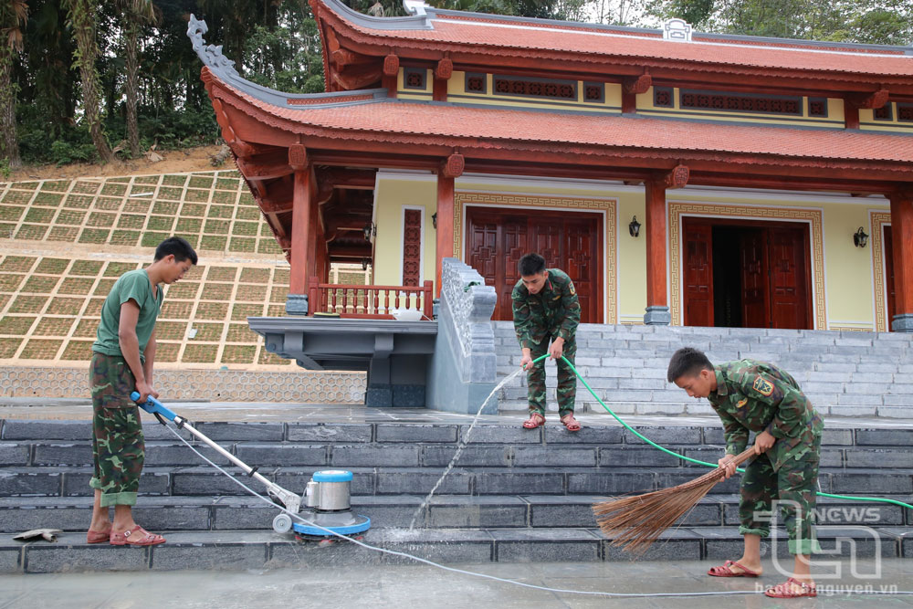 Các chiến sĩ thuộc Sư đoàn 346 (Quân khu 1) dọp dẹp, vệ sinh khu vực sảnh trước Nhà tượng niệm Đại tướng Võ Nguyên Giáp.
