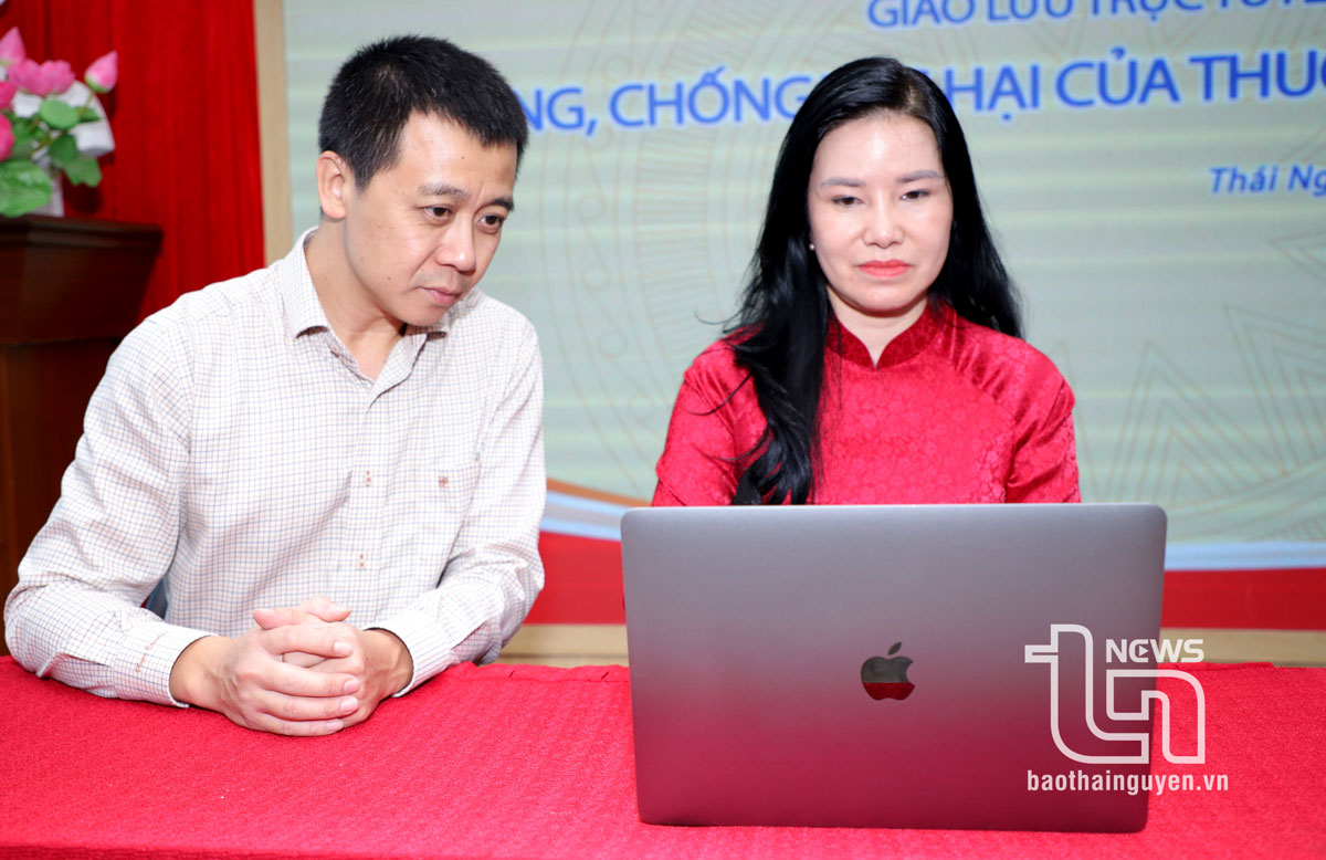 Biên tập viên Báo Thái Nguyên điện tử hỗ trợ Thạc sĩ Nguyễn Thị Thu Hiền trả lời trực tuyến các ý kiến của độc giả.