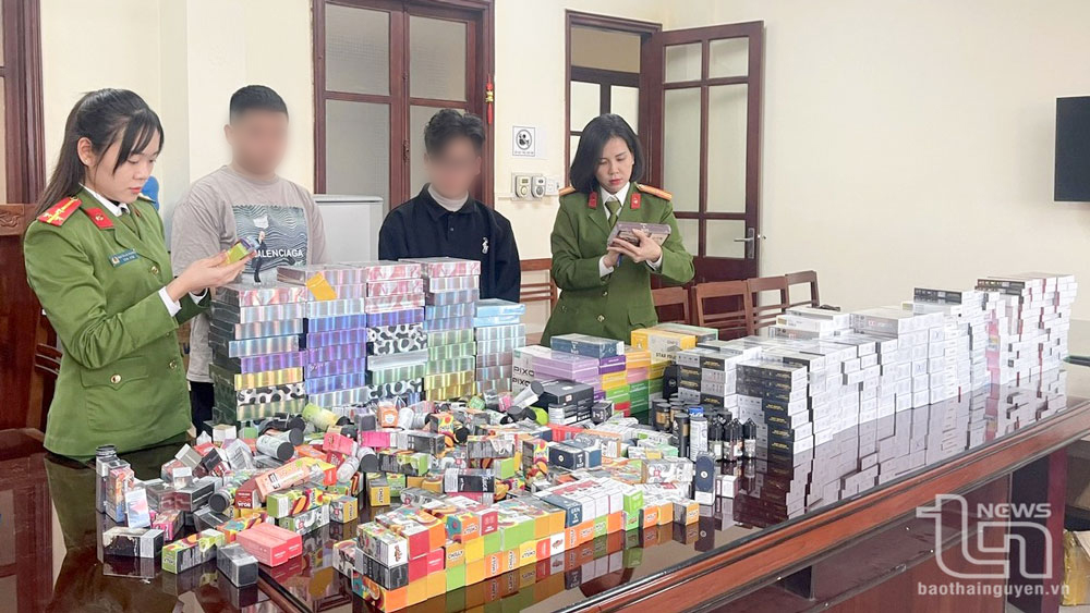 Số hàng hóa là thiết bị thuốc lá điện tử; phụ kiện thuốc lá điện tử và tinh dầu để sử dụng cho thuốc lá điện tử bị lực lượng chức năng thu giữ.