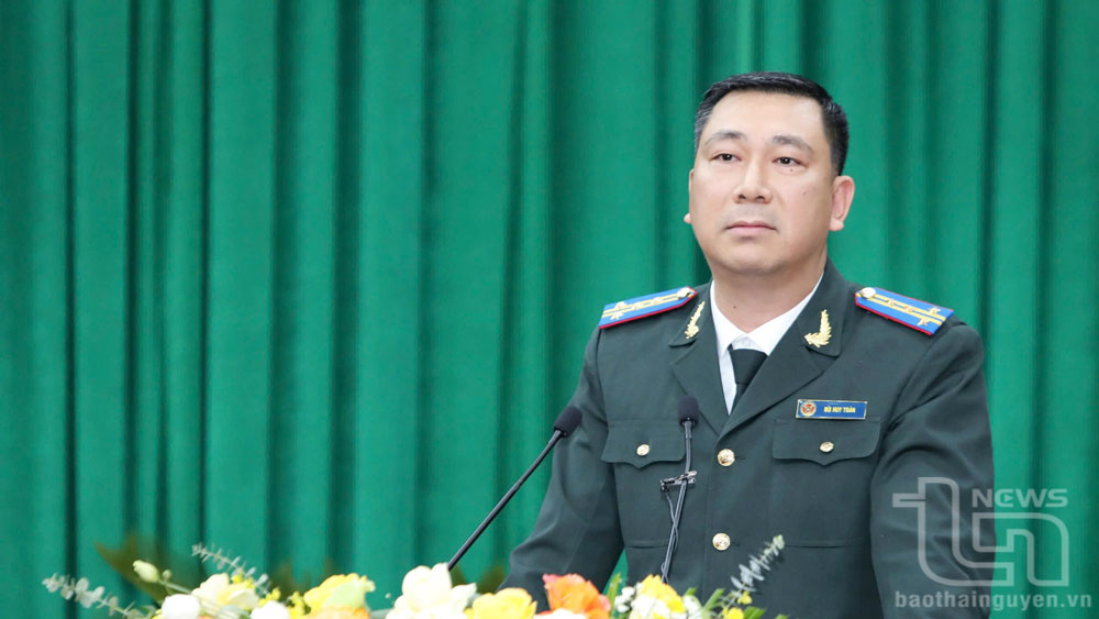 Ông Bùi Huy Toàn, Cục trưởng Cục Thi hành án dân sự tỉnh, báo cáo, giải trình làm rõ một số nội dung tại Kỳ họp.