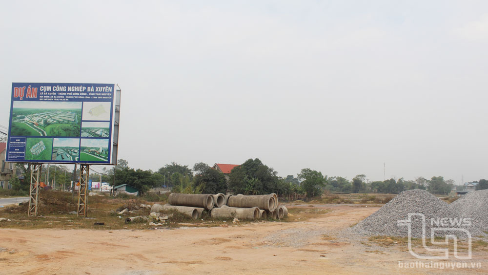 Sau gần 6 năm triển khai, đến nay hạ tầng Cụm công nghiệp Bá Xuyên vẫn dang dở, ngổn ngang.