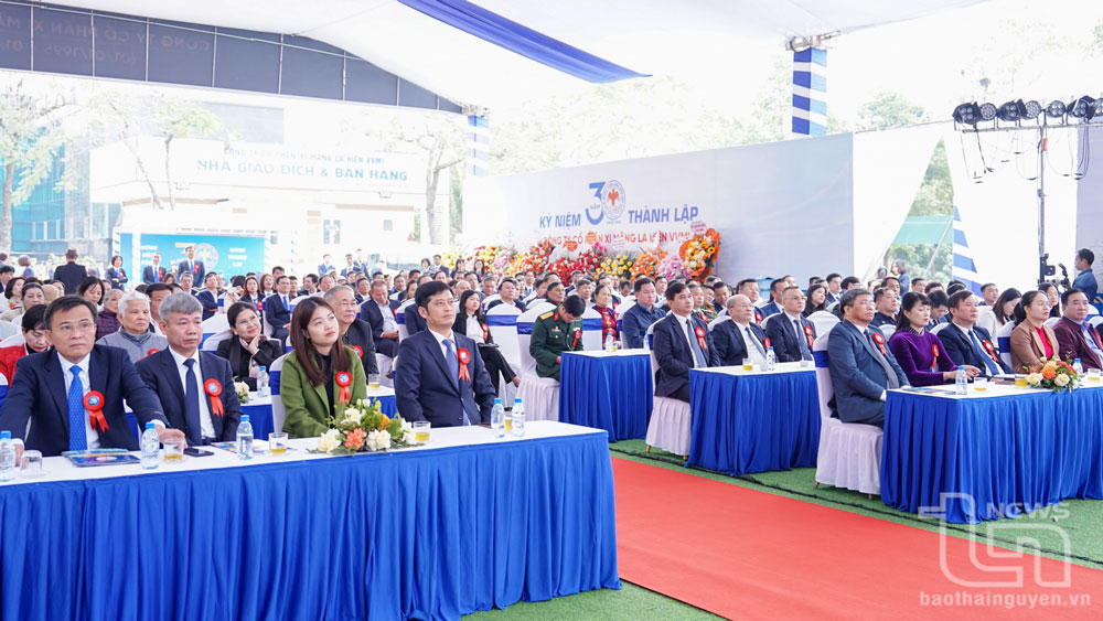 Các đại biểu dự buổi lễ.