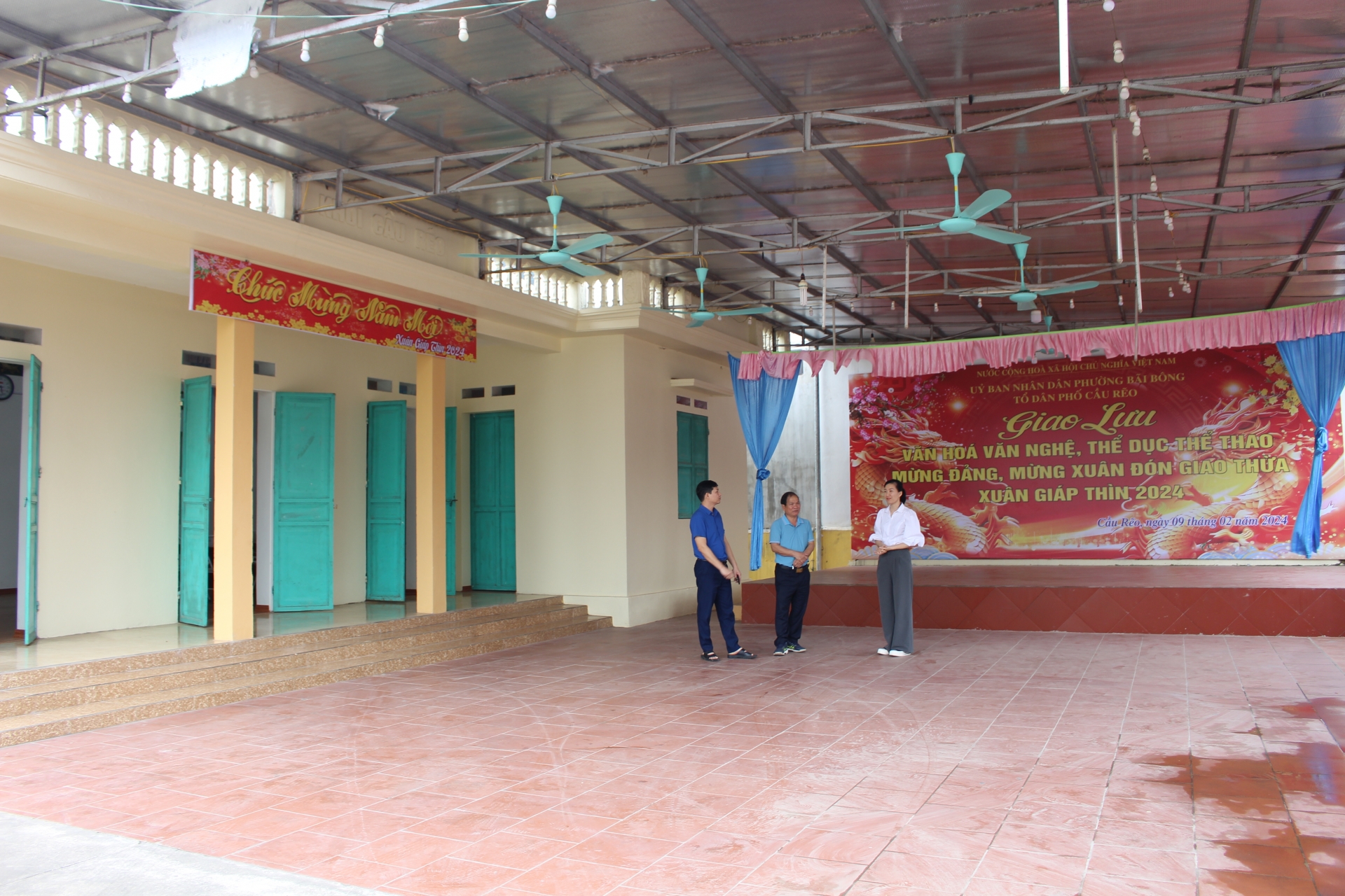 Năm 2024, người dân tổ dân phố Cầu Rẽo, phường Bãi Bông (TP. Phổ Yên) đã chung tay đóng góp hàng chục triệu đồng để cải tạo, nâng cấp khuôn viên nhà văn hóa đáp ứng nhu cầu sinh hoạt tập thể của nhân dân.