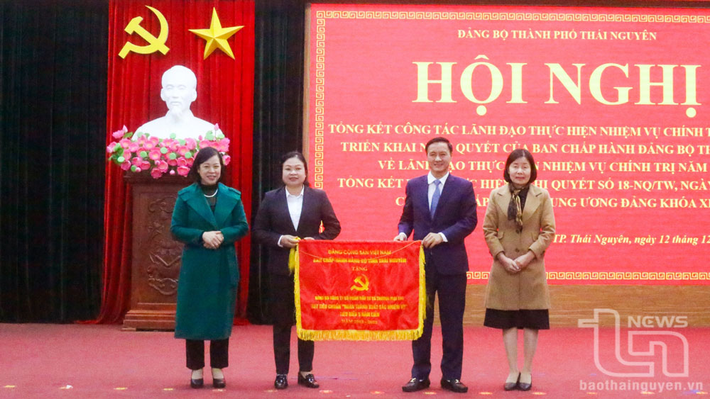 Đồng chí Vũ Duy Hoàng, Ủy viên Ban Thường vụ, Trưởng Ban Tuyên giáo Tỉnh ủy, trao Cờ thi đua của Ban Chấp hành Đảng bộ tỉnh đạt tiêu chuẩn Hoàn thành xuất sắc nhiệm vụ tiêu biểu 5 năm liền (2019-2023) cho đại diện Công ty TNG.