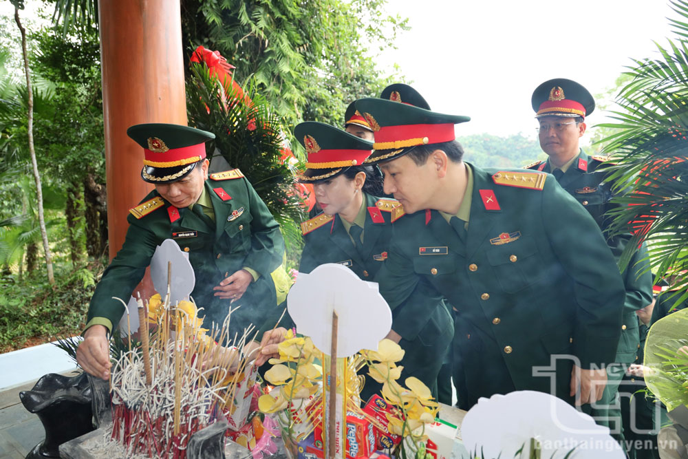 Các đồng chí trong đoàn công tác dâng hương tưởng niệm Đại tướng Nguyễn Chí Thanh.