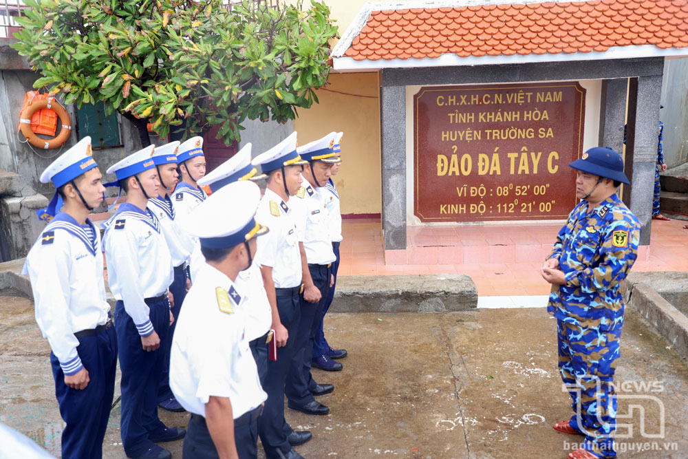 Đại tá Lê Đình Hải, Phó Lữ đoàn trưởng, Lữ đoàn 146, Chủ tịch UBND huyện đảo Trường Sa làm việc với cán bộ, chiến sĩ đảo Đá Tây C.