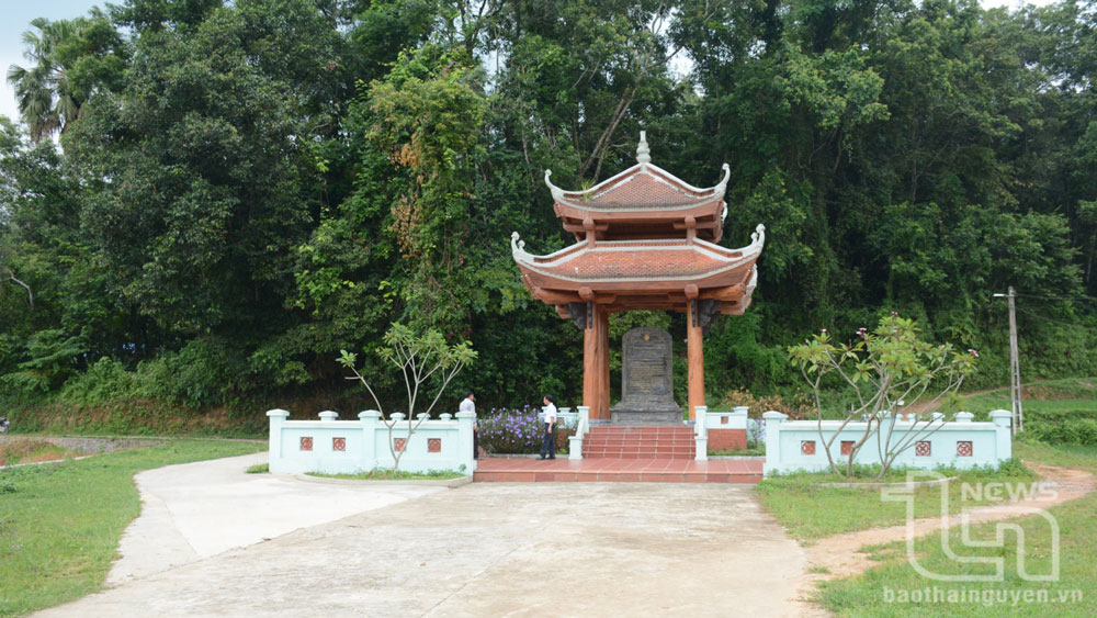 Bia di tích Văn phòng Bộ Tổng tư lệnh Đại tướng Võ Nguyên Giáp tại xóm Bảo Biên, xã Bảo Linh (Định Hóa).