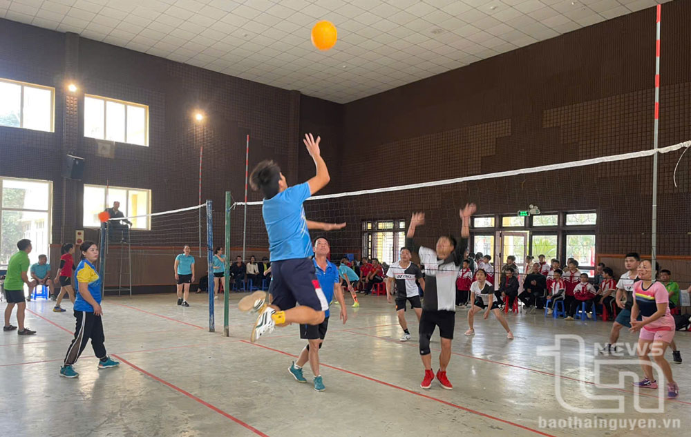Hội viên nông dân giao lưu bóng chuyền hơi
