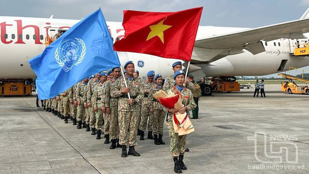 Cán bộ, chiến sĩ Đội Công binh số 2 tại sân bay Nội Bài trong ngày trở về Việt Nam.
