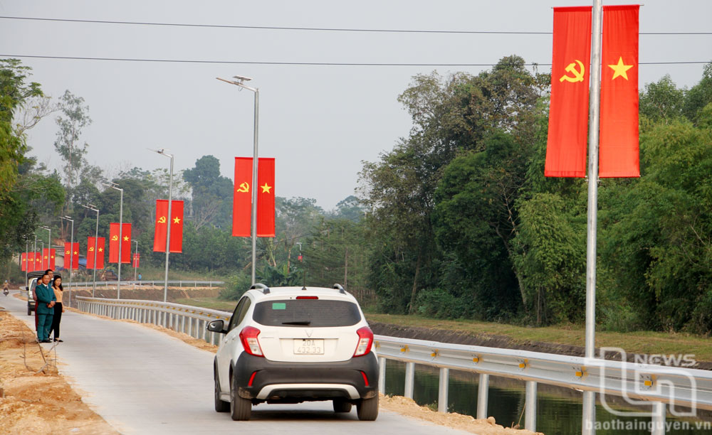Đưa vào sử dụng công trình điện thắp sáng trên đường kênh hồ Núi Cốc