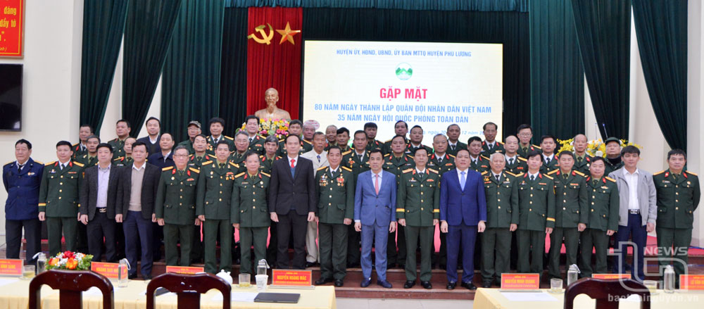 Các đại biểu chụp ảnh lưu niệm tại buổi gặp mặt.