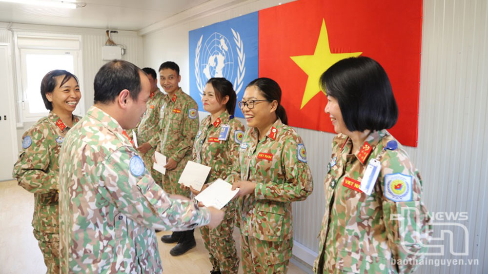 Cán bộ, chiến sĩ Đội Công binh số 2 nhận khen thưởng, chúc mừng.