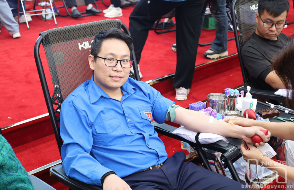 Hơn 400 đoàn viên thanh niên tham gia hiến máu tình nguyện