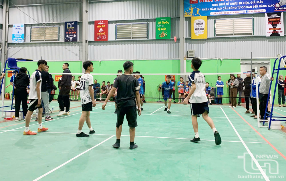 Phú Lương: Gần 500 học sinh tham dự Giải Cầu lông, Đá cầu