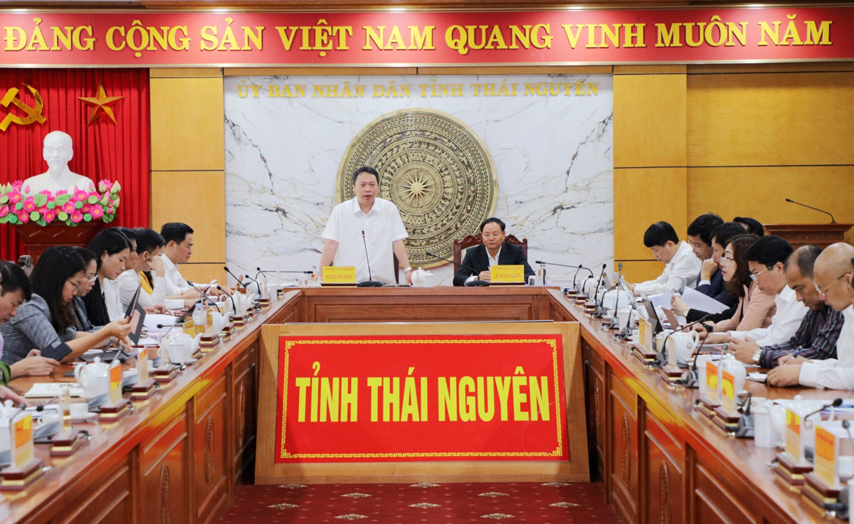 Đồng chí Chủ tịch UBND tỉnh Thái Nguyên Nguyễn Huy Dũng và đồng chí Thứ trưởng Bộ Tài nguyên và Môi trường Lê Minh Ngân đồng chủ trì Hội nghị.