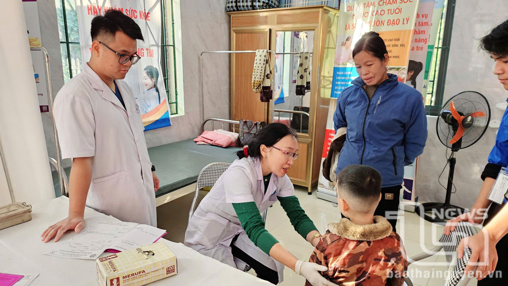 Đoàn Trường Đại học Y - Dược hoạt động tình nguyện tại xã Vũ Chấn