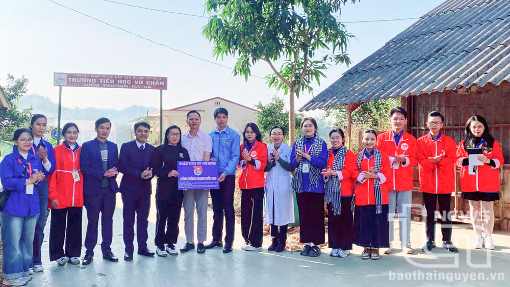 Câu lạc bộ vận động hiến máu nhân đạo Trường Đại học Y - Dược phối hợp với Đoàn xã và Trường Tiểu học xã Vũ Chấn (Võ Nhai) tổ chức khánh thành công trình thanh niên: Làm đường, đổ bê tông kiên cố 20m đường vào Điểm Trường Na Cà (thuộc Trường Tiểu học Vũ Chấn), với số tiền hỗ trợ 15 triệu đồng.