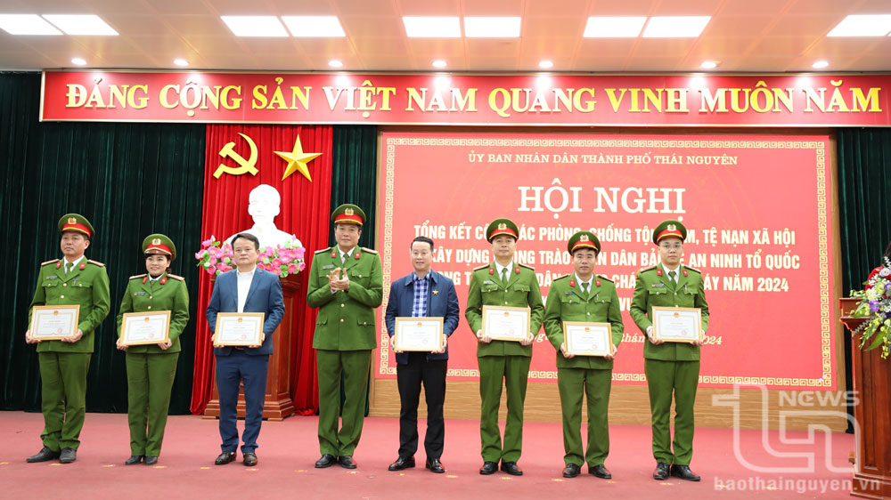 Chỉ huy Công an TP. Thái Nguyên trao Giấy khen của Chủ tịch UBND thành phố tặng các tập thể có thành tích xuất sắc trong công tác phòng, chống tội phạm năm 2024.