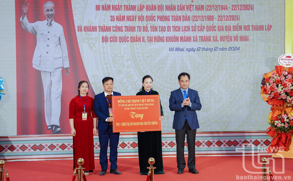 Đồng chí Bí thư Tỉnh ủy Trịnh Việt Hùng trao tặng tivi và thiết bị âm thanh cho Nhà truyền thống của Khu di tích.