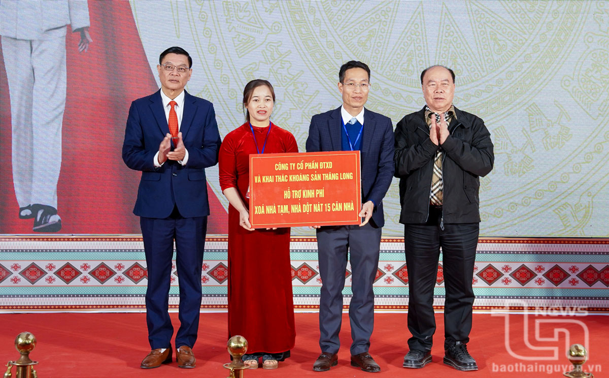 Đại diện Công ty CP Đầu tư xây dựng và Khai thác khoáng sản Thăng Long trao kinh phí hỗ trợ xóa 15 nhà tạm, nhà dột nát tại xã Tràng Xá (Võ Nhai).