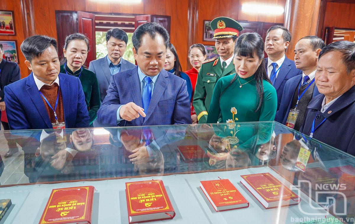 Đồng chí Bí thư Tỉnh ủy Trịnh Việt Hùng thăm khu trưng bày tại Nhà truyền thống của Khu di tích.