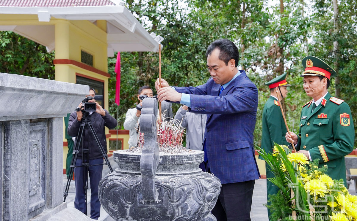 Đồng chí Bí thư Tỉnh ủy Trịnh Việt Hùng dâng hương tại Đài tưởng niệm Khu di tích lịch sử Quốc gia Địa điểm thành lập Cứu quốc quân II.